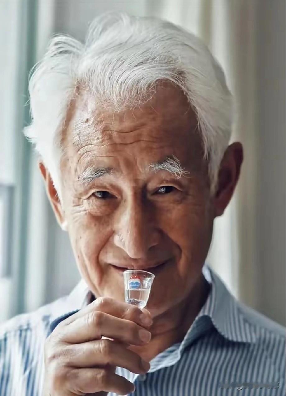 世界上喝茅台最多的人叫季克良。他在茅台工作50年，喝掉2吨多茅台，凭借