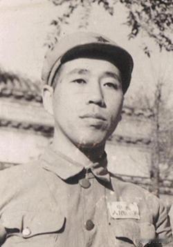 1943年，有位八路军营长受重伤，治了整整一年，动了7次手术，伤情还是没