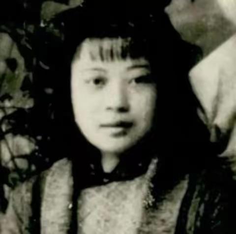 1945年，日军轮奸了黄美英，紧接着在她的下身灌入辣椒水，割去了她的双眼和双乳。