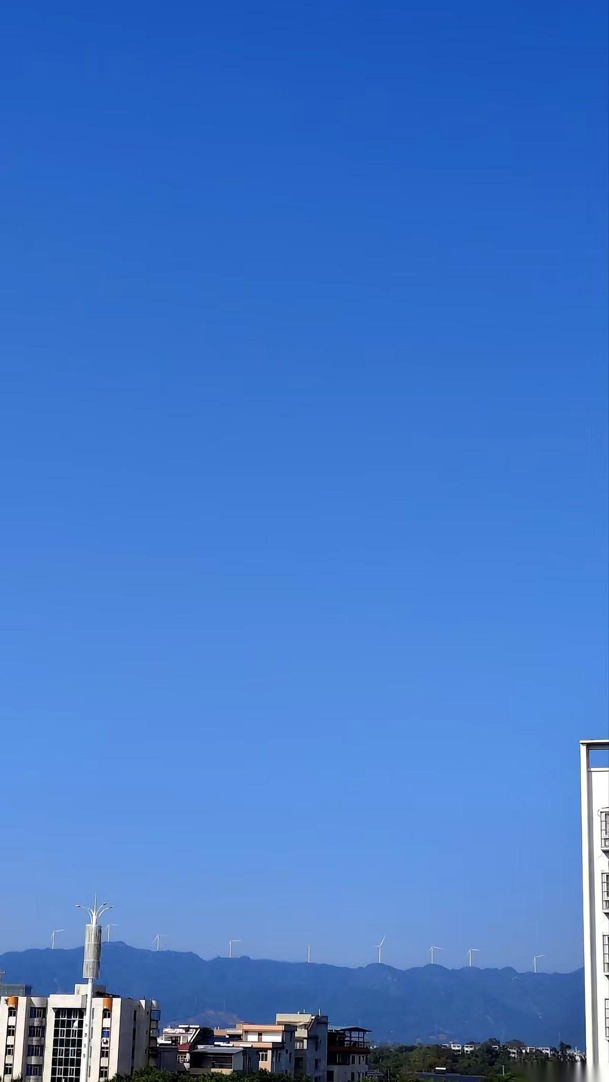 礼拜天，你发现没有？满大街的情侣、奶茶、购物袋，但你就是看不见一个穿军装的。