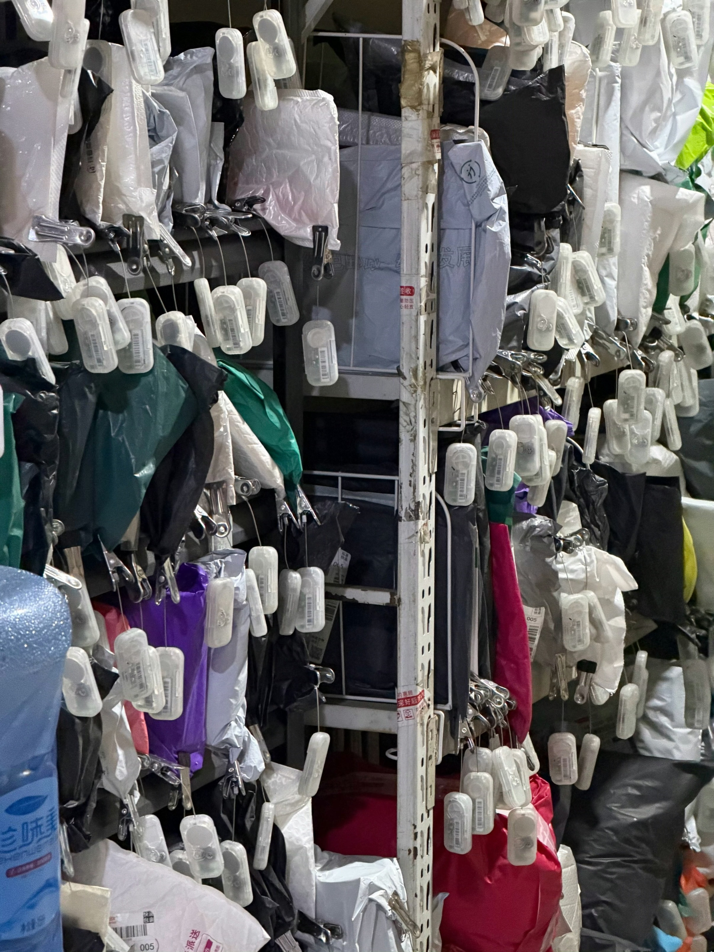 亮灯取件方式我这快递点也是亮灯取件，输入手机尾数对应的快递自动亮灯，但是区别