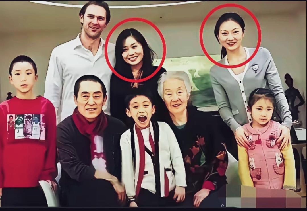 这是张艺谋导演的一张全家福，画面温馨幸福！左边是大女儿张末她是张艺谋与前妻肖华