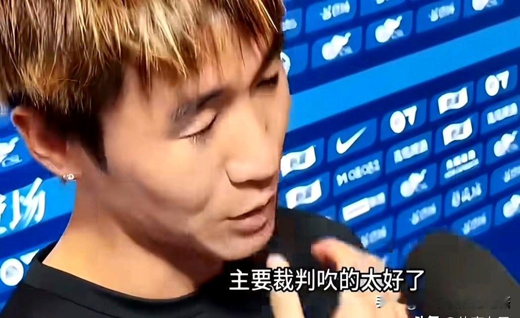 赛后通道的风还没散尽，韦世豪一个“井盖手势”就把这场球的火引到了社媒。记者李平康点名：不止手势，混采