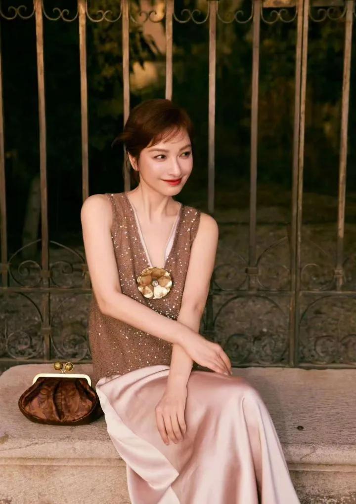 不得不说42岁的吴昕现在简直美出圈啦！瘦身后的她妥妥的国际脸，五官深邃立体，