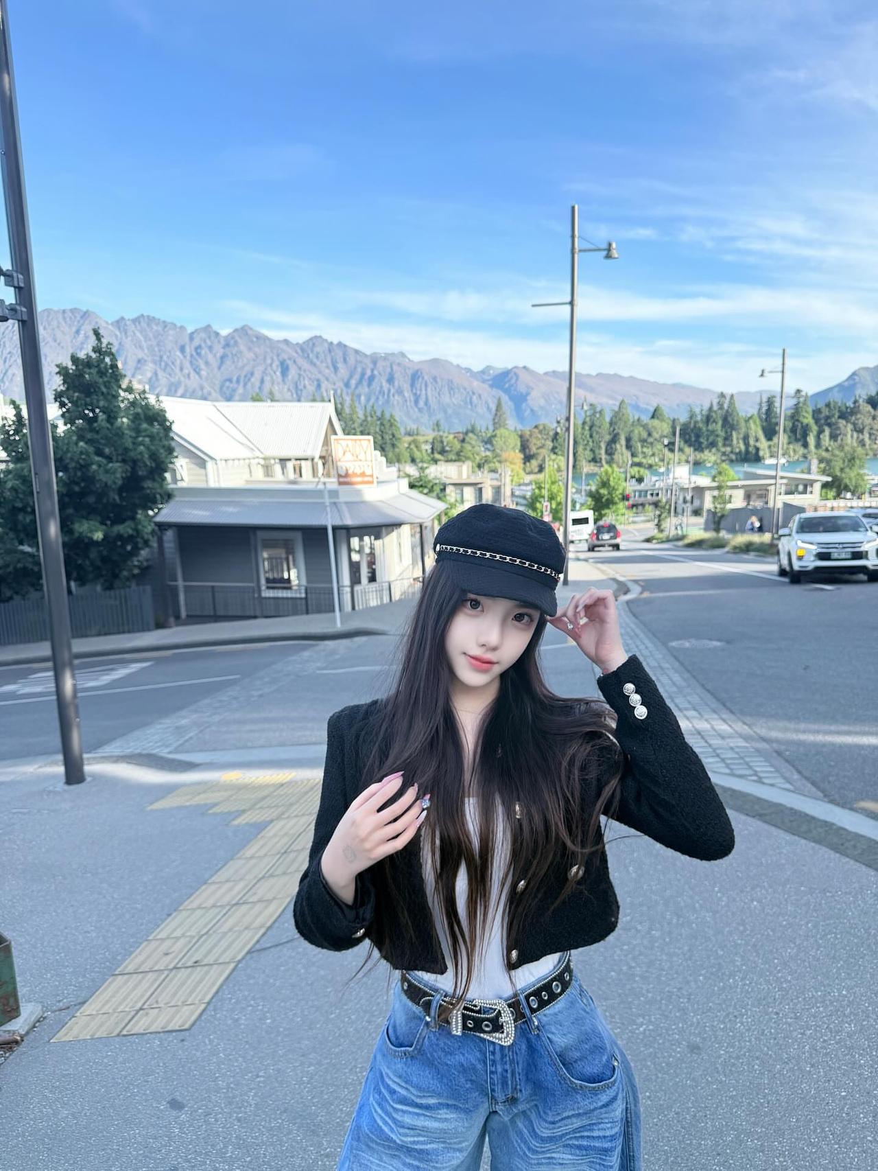 在山脚下，少女与街景的浪漫邂逅城市街头少女街角里的美女