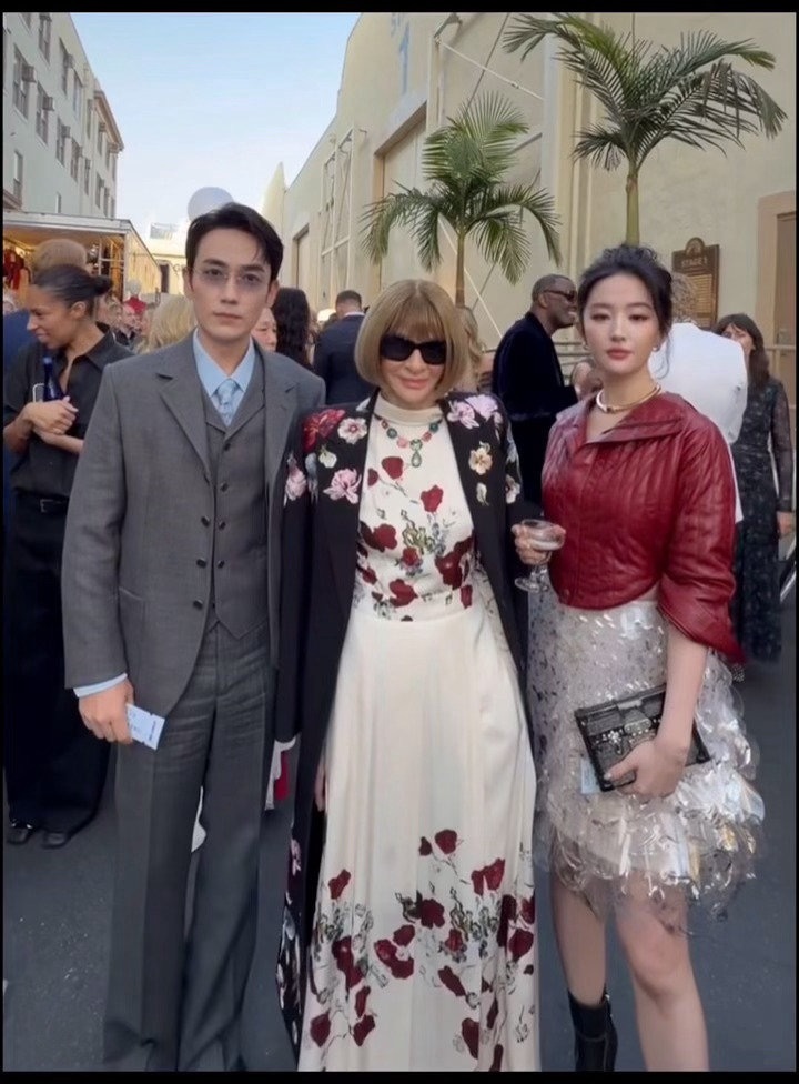 刘亦菲、朱一龙在好莱坞的合影，这个角度还挺正常的！刘亦菲刘冲坐一辆车​​​
