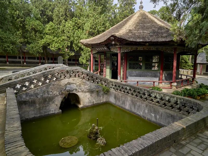 诸葛亮躬耕地到底在襄阳还是南阳，这可是个千古争论。从《出师表》“躬耕于南阳”来看