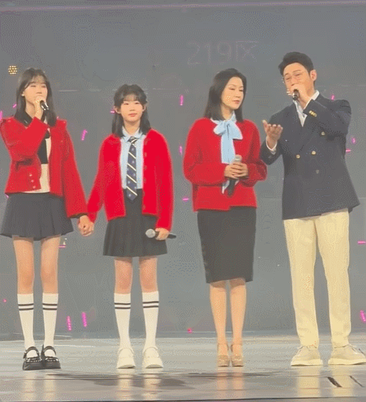 12月18日晚，陆毅、鲍蕾夫妇，带着两个女儿参加了“中国电影120周年”晚会——