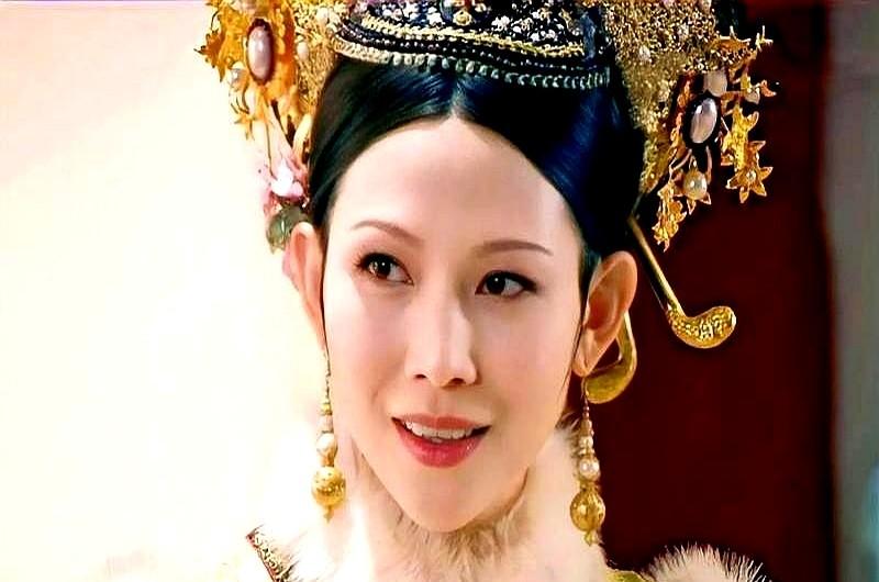 最近重刷甄嬛传，一个细节让我后背发凉：宜修皇后，可能亲手“拖”死了自己的儿子弘晖