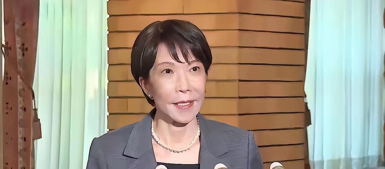高市早苗刚站在东京羽田机场，还没登机，就拿中国和稀土供应链当头条卖点。她一边