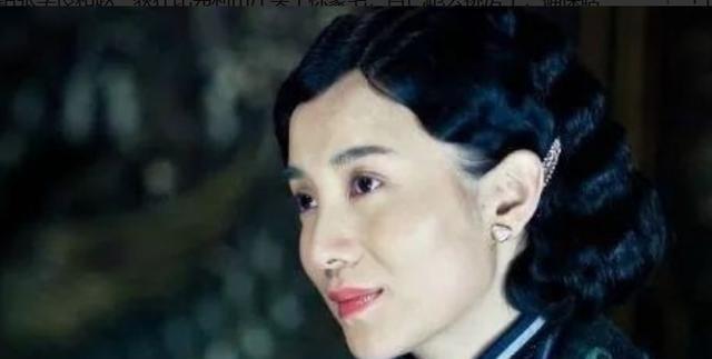 1940年，于凤至胸前严重溃烂，抛下丈夫张学良赴美治病。她憔悴走下飞机，正茫茫然