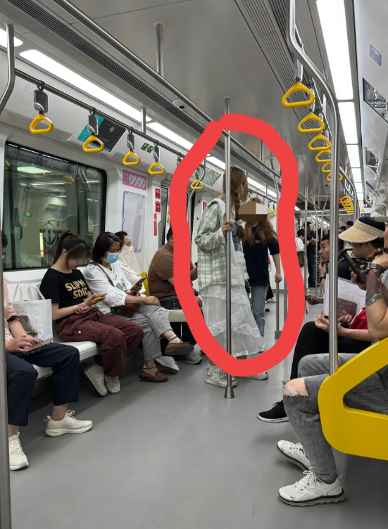最近在西安地铁8号线上，经常看到有几个年轻的女孩，在车厢里来回走动，他们专门寻找