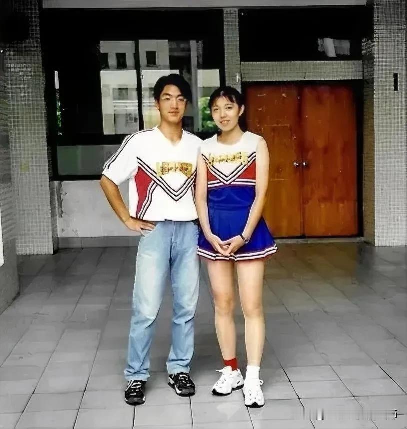 蒋万安的妻子石舫亘果然旺夫！蒋万安与妻子石舫亘都是国立政治大学的学生，石舫亘是蒋