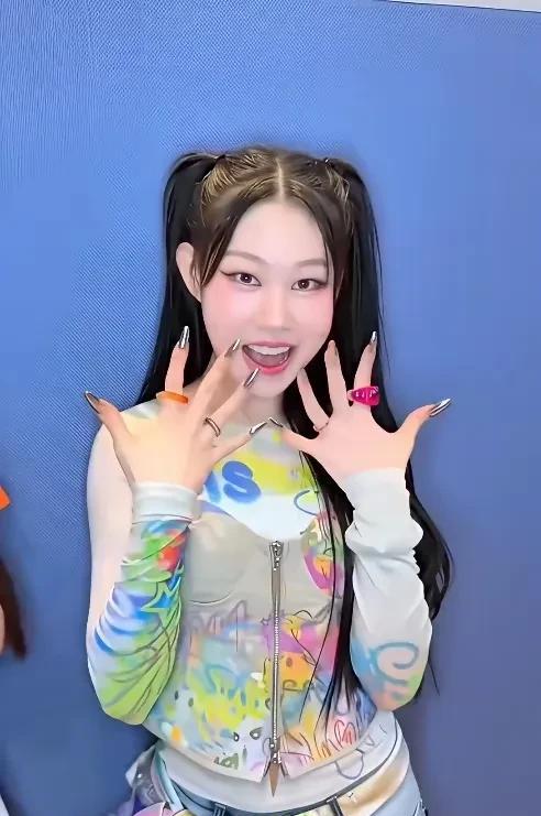 小沈阳给女儿选对了路，沈佳润真的很有韩范，单眼皮，开朗，就连说韩语都是温温柔柔，