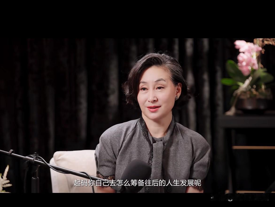 章泽天被何超琼追问往后的人生发展，章泽天的一个小动作暴露了自己，她下意识的撩了一