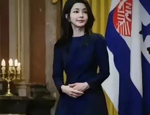 金建希的至暗时刻尹锡悦此时深陷囹圄，恐再难有出头之日。对于金建希来说也是当头