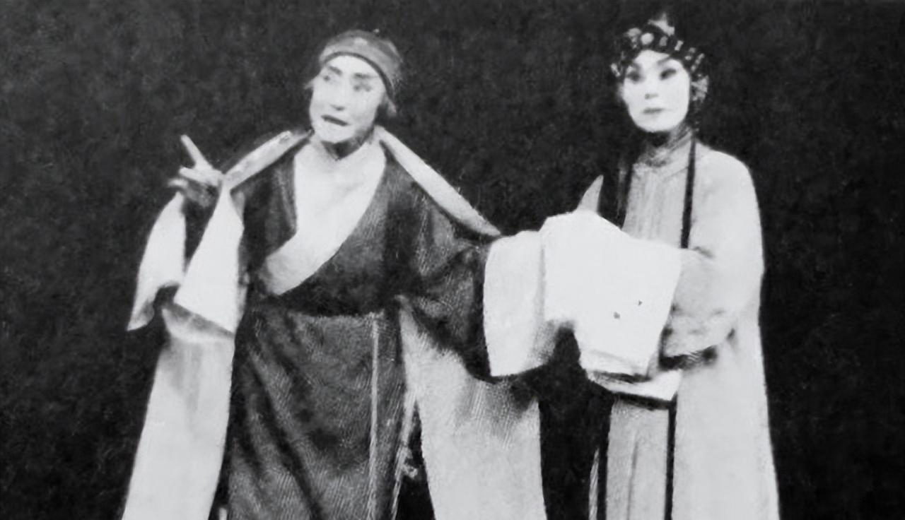 秦腔演员孟遏云有一个特别的习惯，她从不去公共澡堂洗澡，衣服总是系得很紧。这个