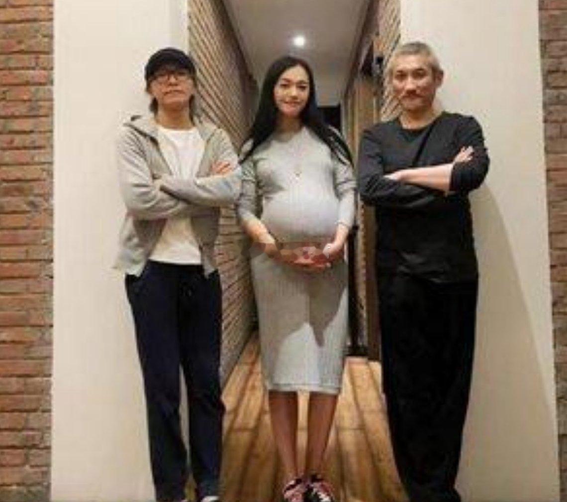 肚子里是凌潇肃的宝宝？姚晨孕肚圆润，与周星驰徐克同框画面温馨：难道是为了新戏角色
