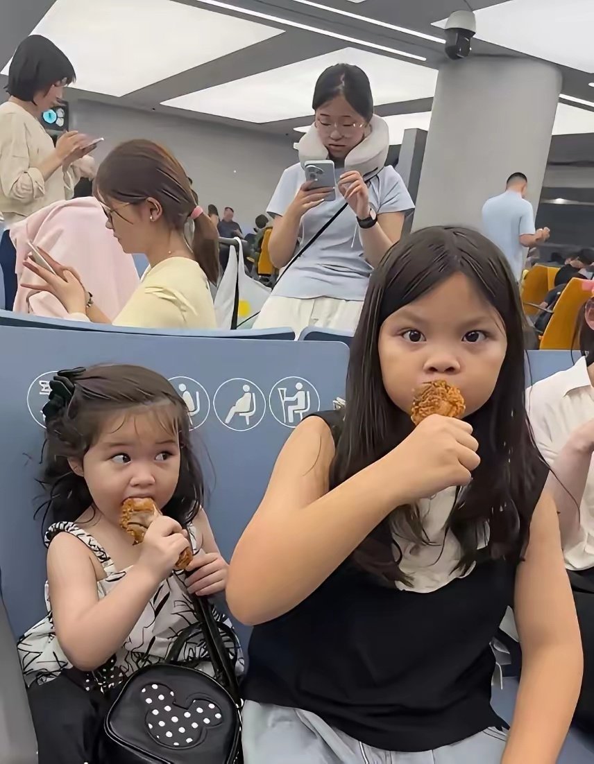 爹的影响太大了！韩安冉的两个女儿同妈不同爹，真的会偏心吧。大女儿和参加变形计时一模一样的。​