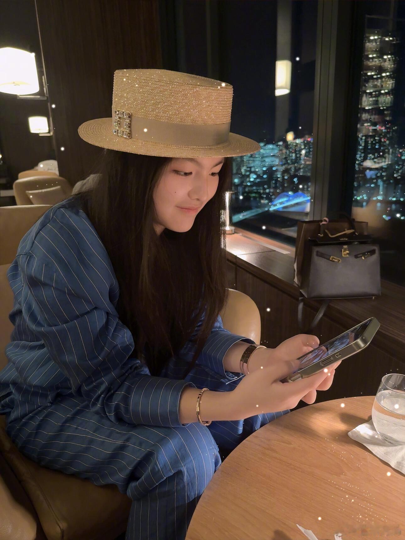 李湘带王诗龄日本度假，评论区一水的羡慕，闺蜜你帽子上的钻好闪​​​