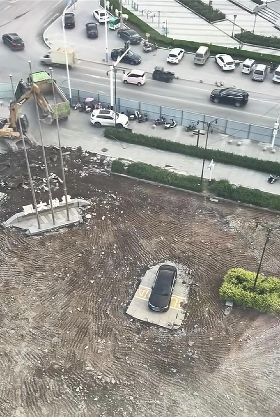 男子从山东驾车前往河北，到达后停车时发现停车场左右两侧皆已停满车辆，仅余寥寥几个