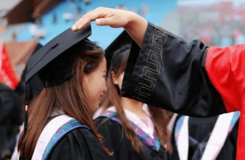 “现在的大学生都快供不起了！”近日，杭州一所大学女生的母亲发帖向网友寻求帮助，称