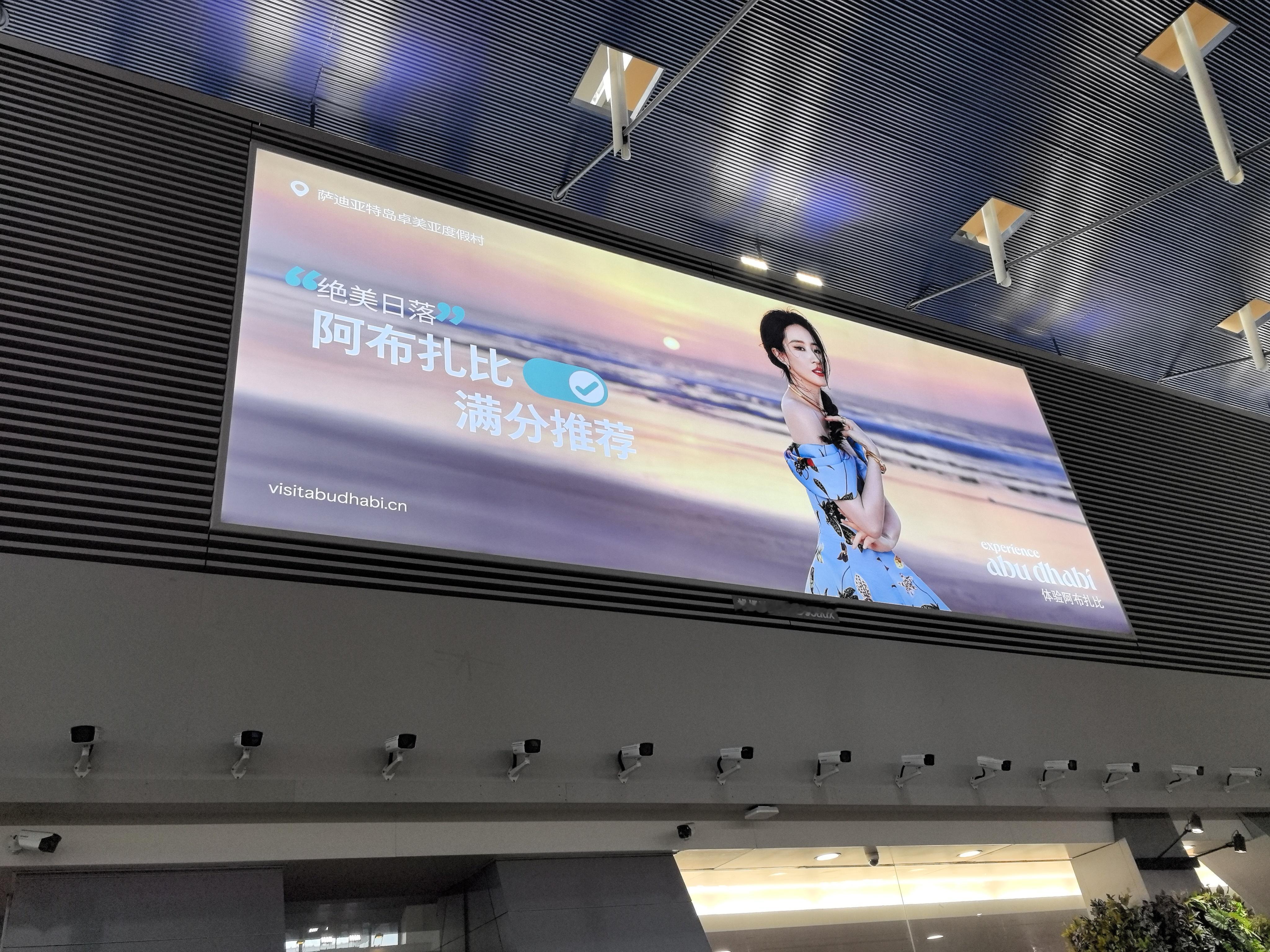 阿布扎比尊滴豪豪玩不信你看刘亦菲，每次去那儿都狂发动态偶遇素颜的刘亦菲