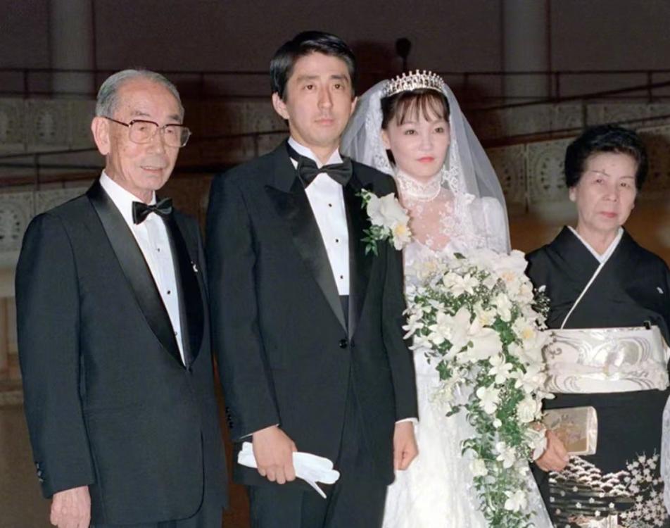1987年33岁的安倍晋三和26岁的安倍昭惠，一起拉票，如今已经是天人之别。安