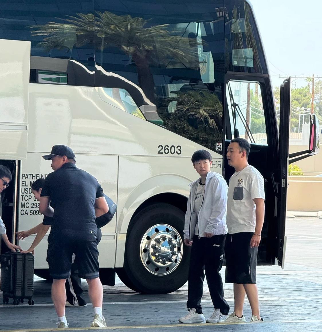 何卓佳更新：结束美大满贯之旅终于可以回家啦配乐可以听出小姐妹们都想家了！美