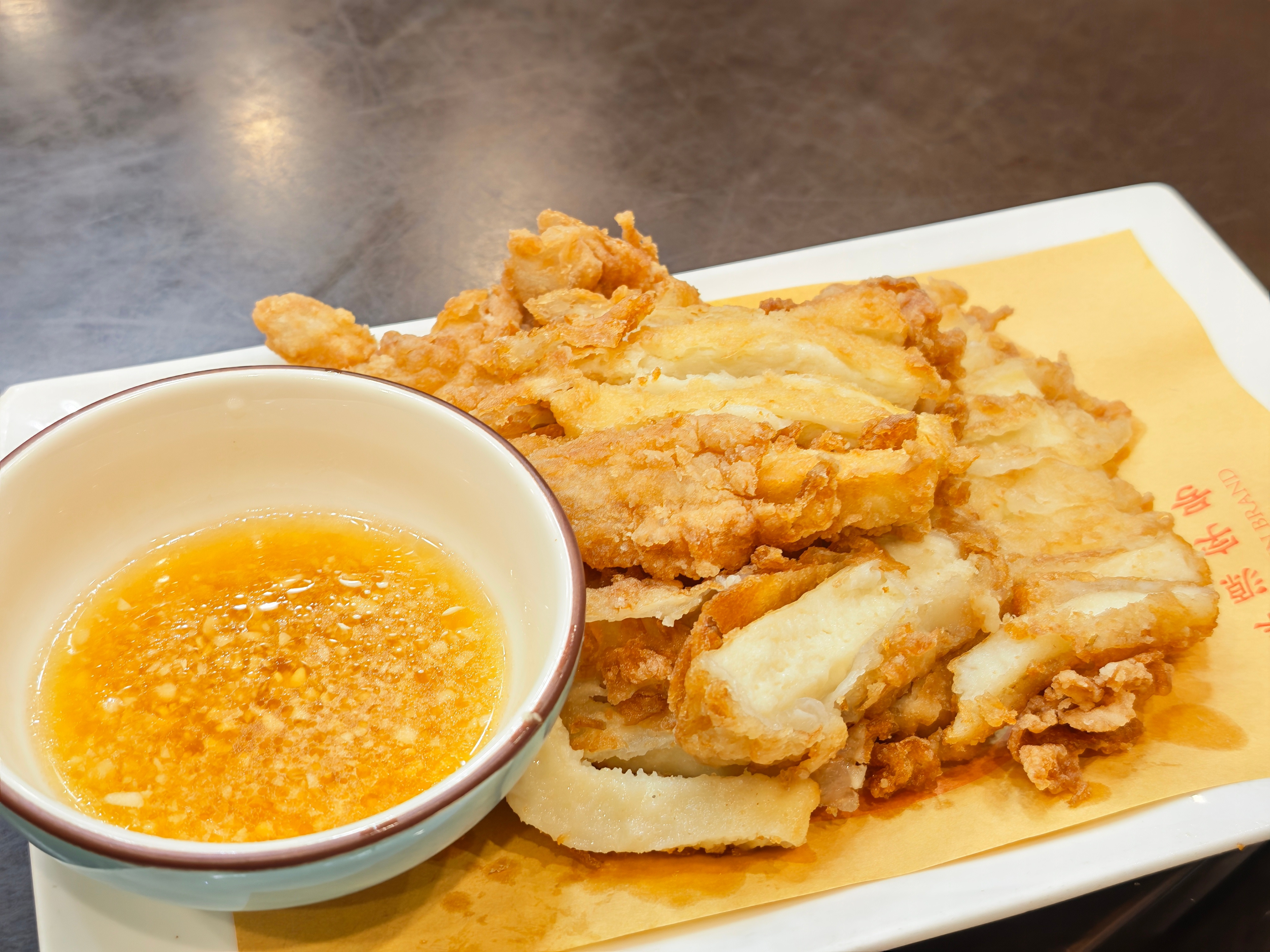 民宿附近成功拔草开封灌汤包，果然名不虚传锅贴豆腐外酥里嫩，口感很有意思酱焖鲤鱼有