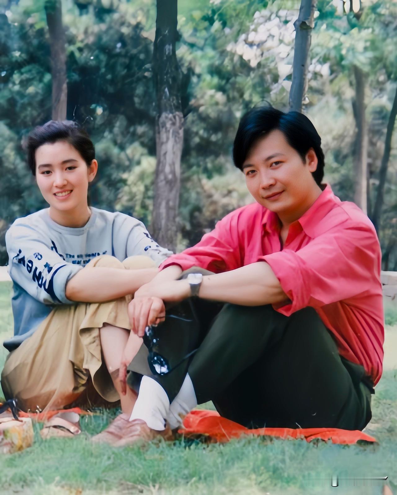 这是一九八二年巩俐和尹大为在户外游玩时留下的一张合影，那时候巩俐十七岁，还在印刷