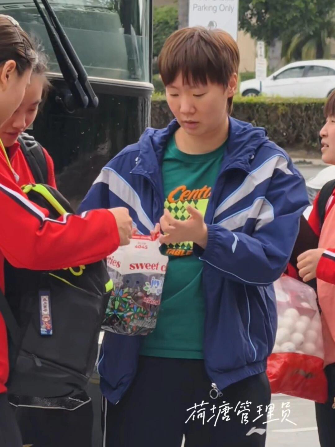 小伙伴一起下班了，曼昱手里一袋零食，分享的快乐，训练和快乐两不误！王曼昱很喜欢