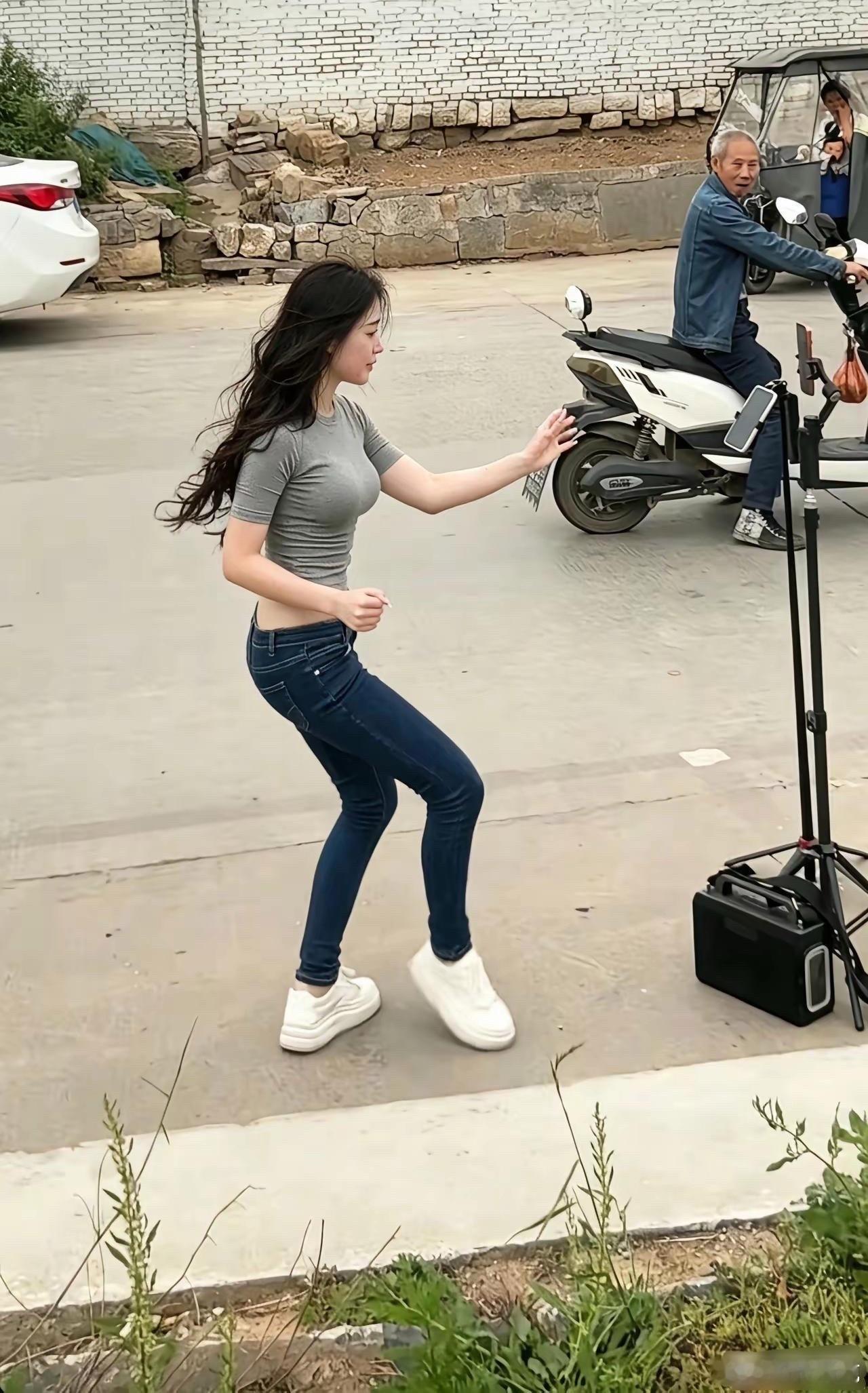 如果大爷在路中间出了交通事故，这美女主播要承担责任吗？