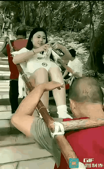 峨眉山轿夫的肩头，扛的是生活啊刷到这张图真的心里五味杂陈！峨眉山的石阶上，