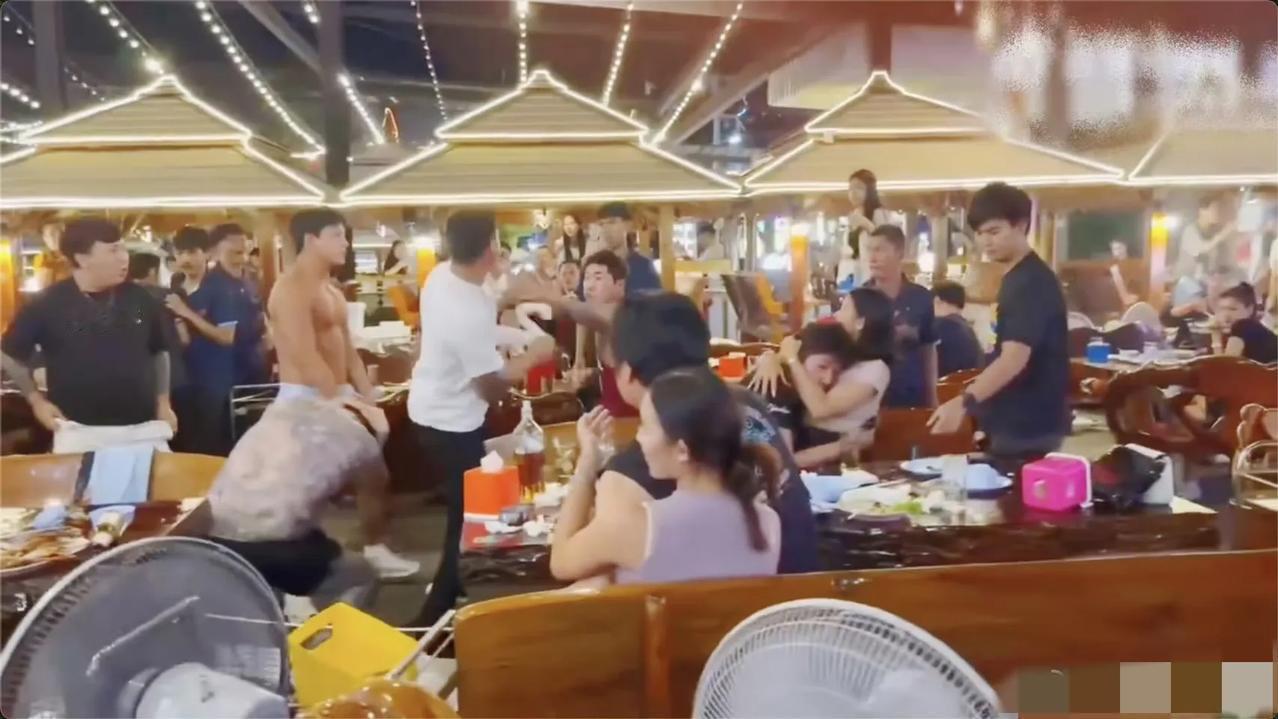 韩国游客在泰国冒充中国人斗殴事件引发热议，泰国媒体刚开始报道是4名中国游客互殴。