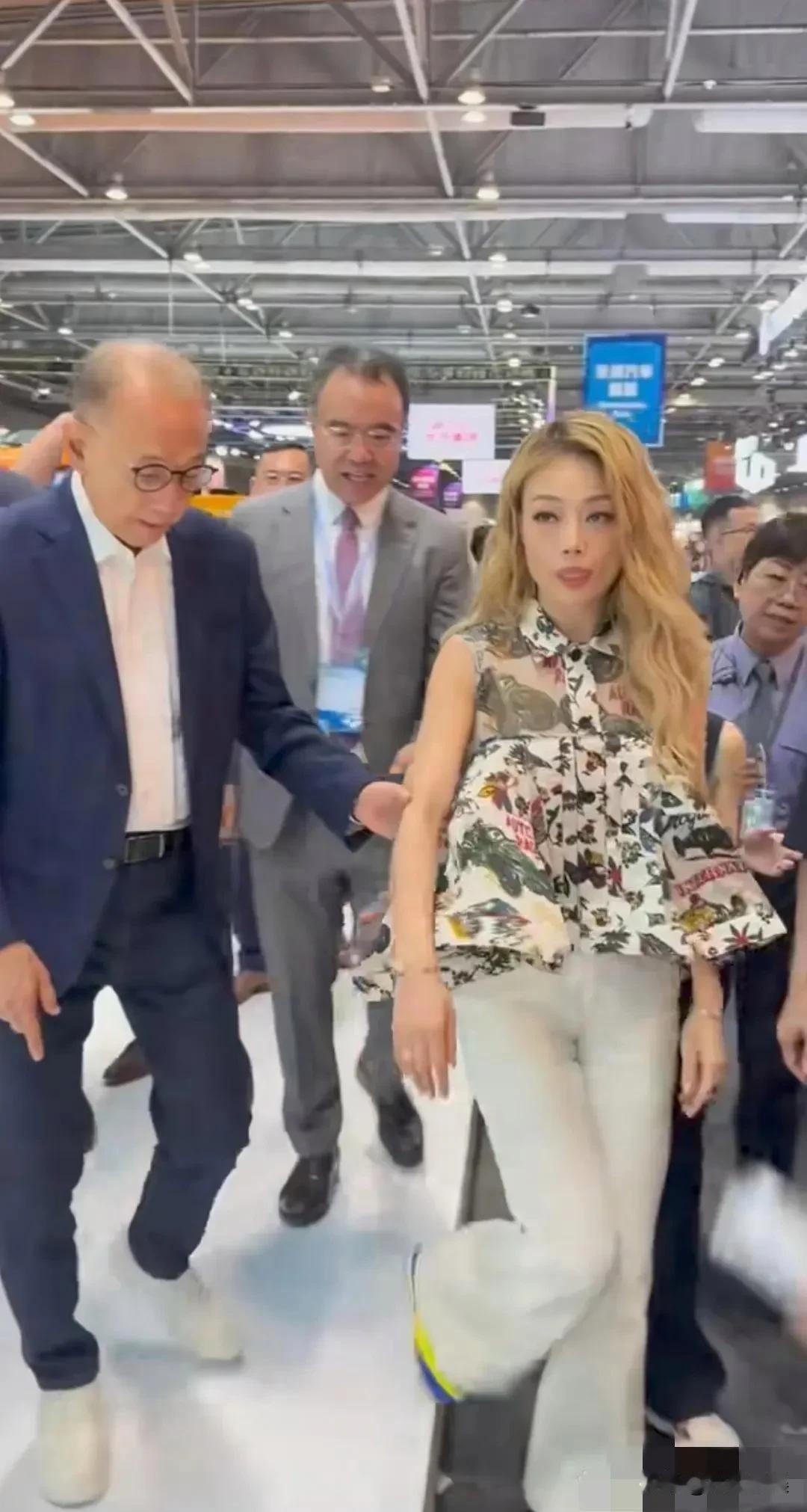 容祖儿，很难嫁出去了！近日，容祖儿引起热议，不是因为她年龄大了，也不是因为她