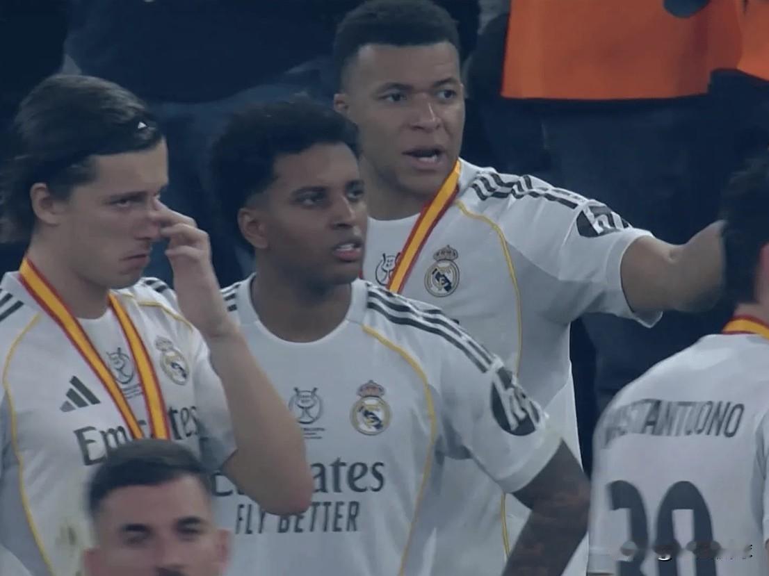 皇马未向巴萨列队致敬多少有点输不起…西超杯决赛巴萨3：2皇马夺冠，赛后，皇家马德