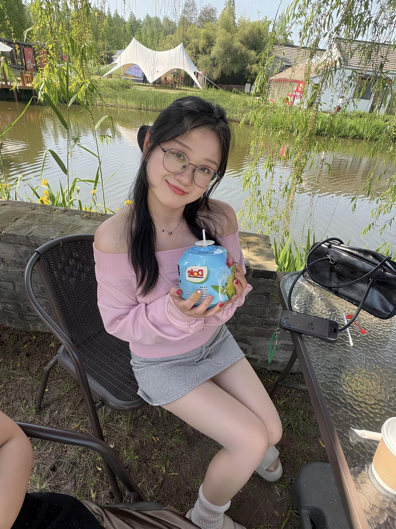 春日里的松弛感，被这组照片狠狠拿捏了🌿不用奔赴远方，城市里的湖边营地，就