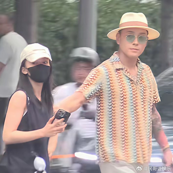 朋友在公路上偶遇吴谨言跟她老公过马路，回来说了一句大实话。她说这对夫妻，跟网上说