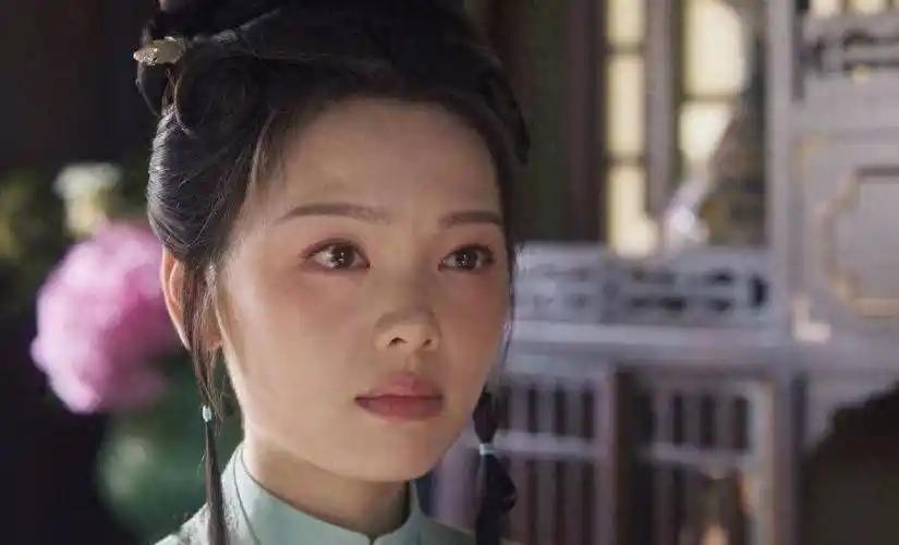 终于明白了：为什么林二小姐绣芄很轻易地被杜家兄妹欺骗。《兰香如故》里，二小姐
