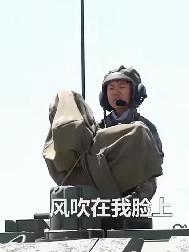 又美又飒坦克女兵驰骋沙场，这才是中国最美丽的风景线！铁甲铿锵，玫瑰绽放！