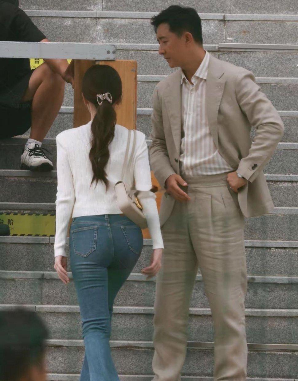 换条牛仔裤，就感觉毛晓彤一下子御姐起来了。​
