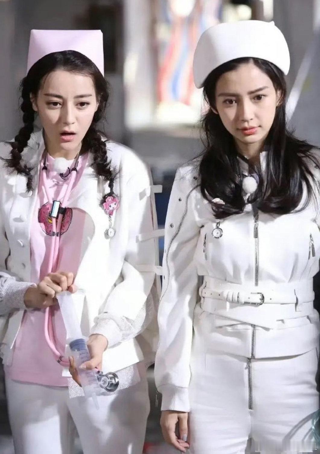 以前跑男女生的妆容都是淡淡的！看baby和热巴就知道了！​​​
