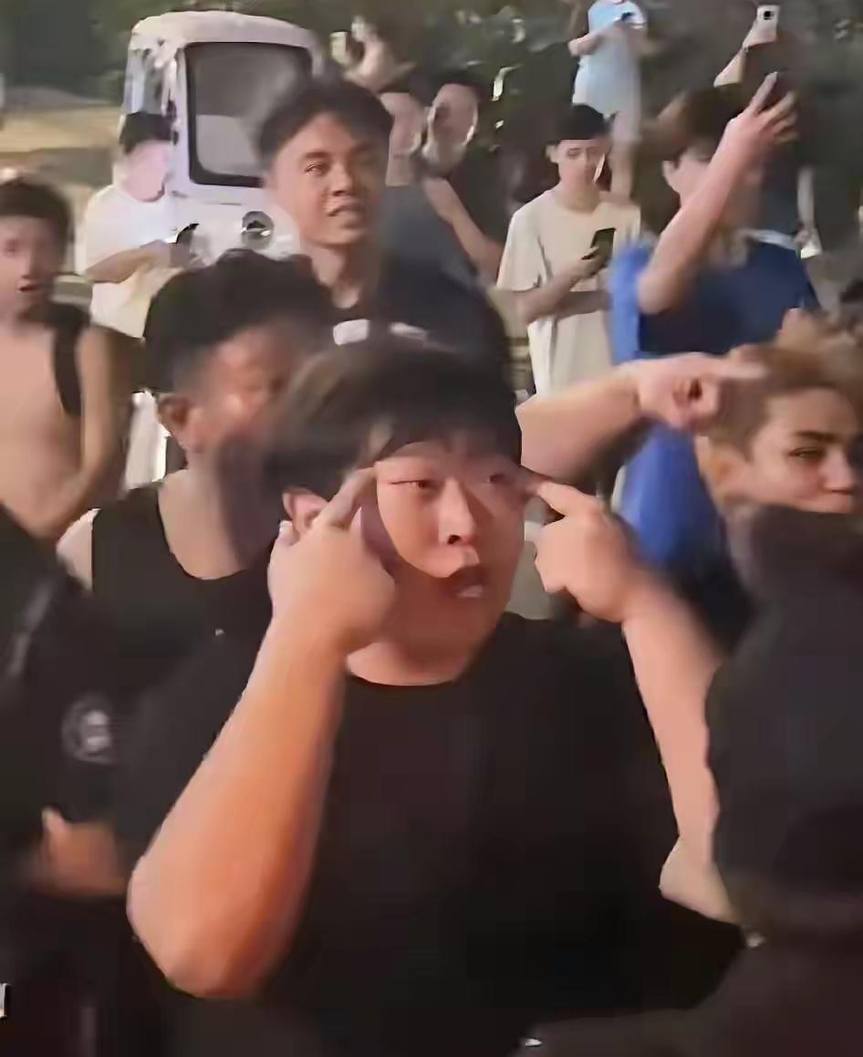 太荒唐了！万万没想到，居然有人会用“拉眼角”的手势来羞辱自己的同胞。中超联赛