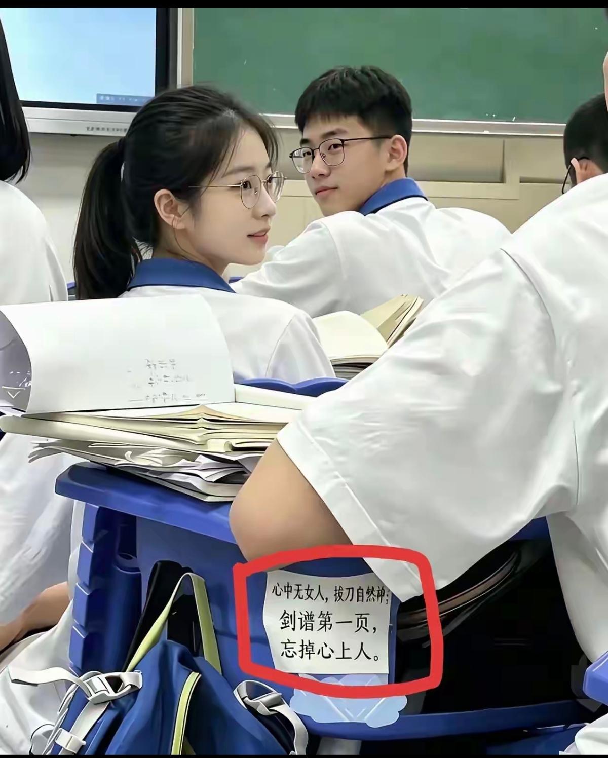 请问这个女孩的眼神，想传递什么信息？