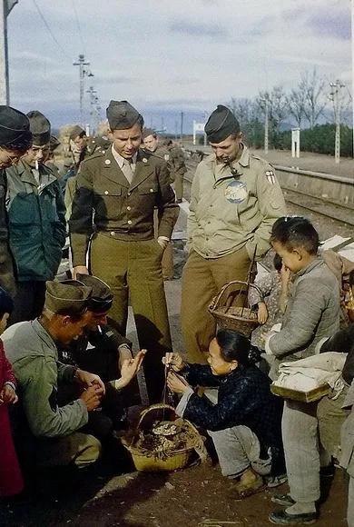 1945年秋，驻扎在杭州火车站附近的美空军基地士兵向当地老百姓购买土特产，美军饶