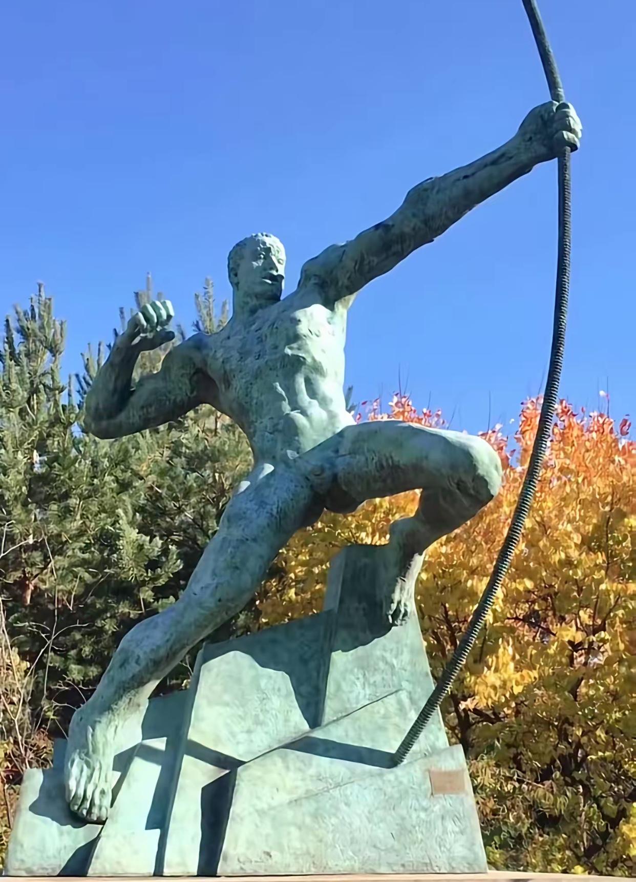 清华美院雕塑这事，满是说不通的疑点！清华美院做的雕塑全是免费落地，这事怎么想