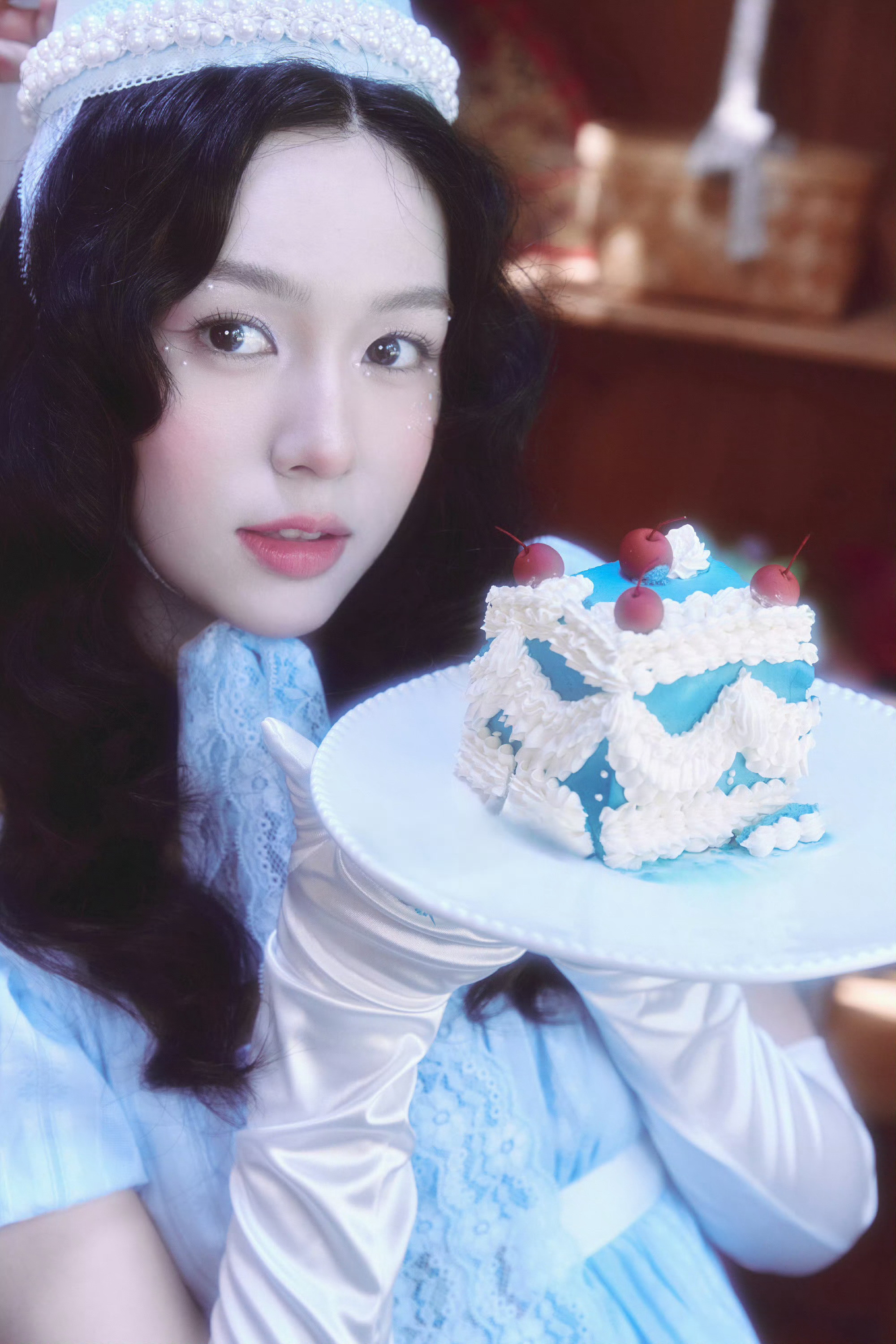 周也蓝色公主裙生日大片来自美女寿星周也的生日照💙冰蓝配色的公主造型自带柔光滤镜