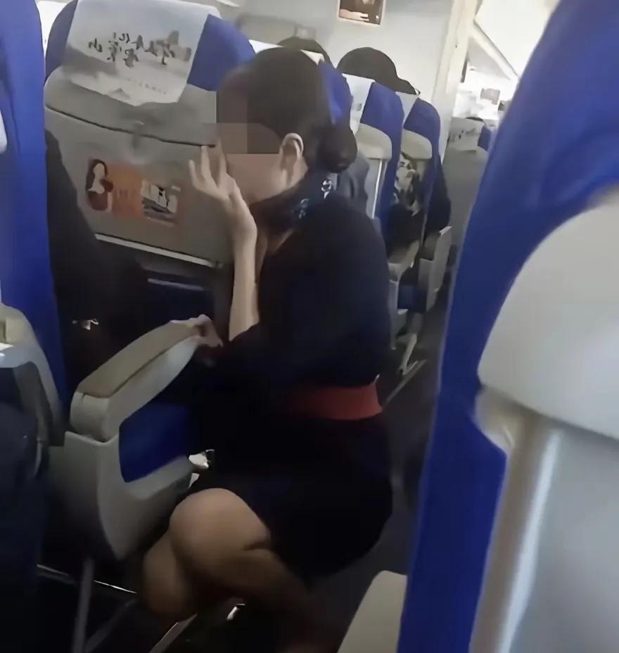 舆论反转了！空姐下跪事件的最新后续来了，网友现在强烈要求公开那名涉事男子的身份，