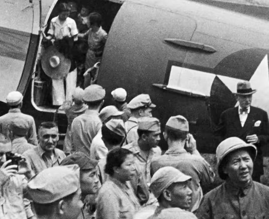 谈判归来：延安机场的一张特殊照片。毛主席安全归来，延安的中央领导等都到机场迎接